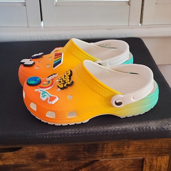 Free and Easy Crocs M5 W7 - Picture 2 of 5